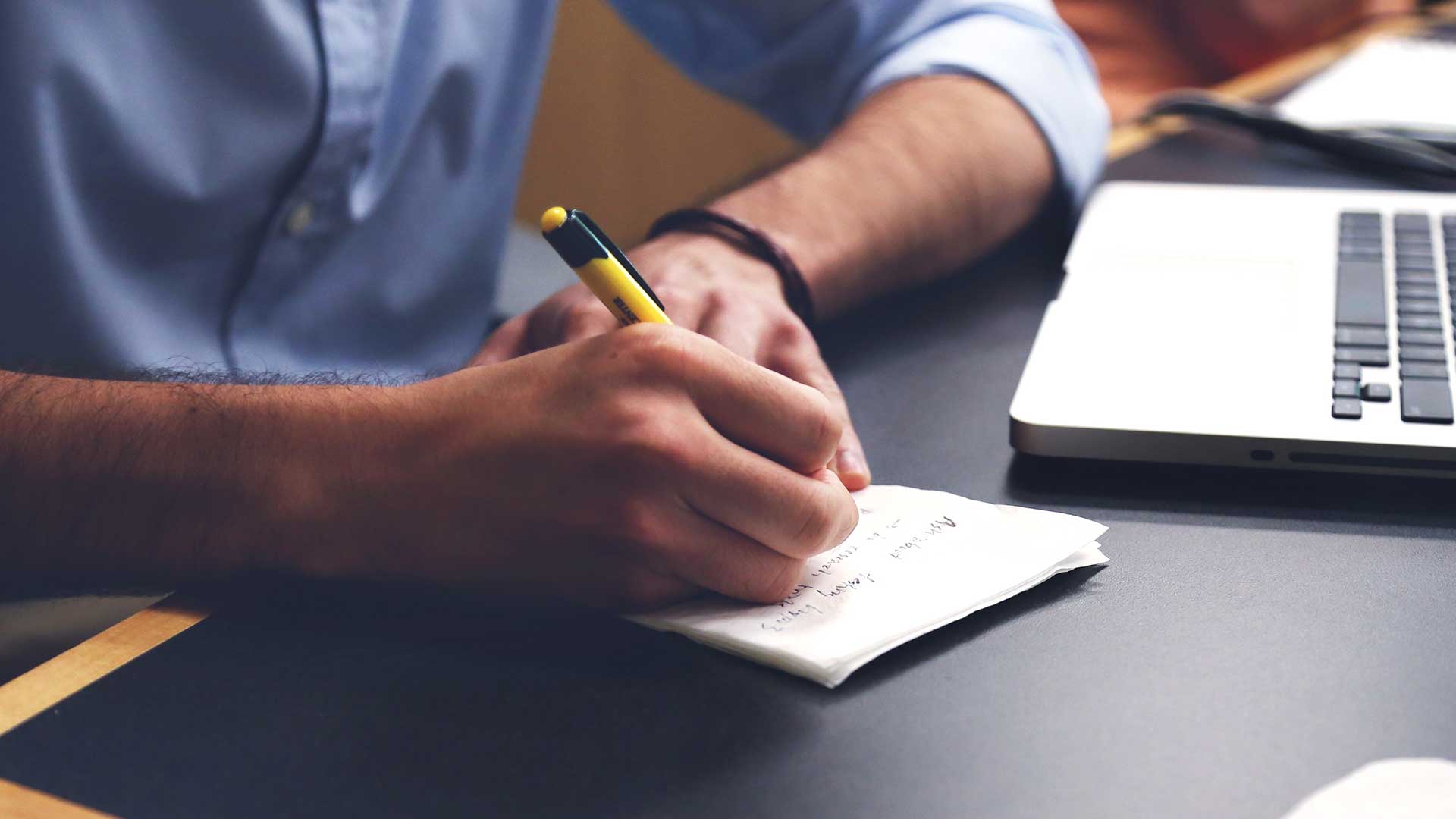 Persona escribiendo en un ordenador